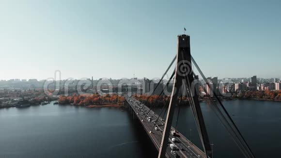 大都市桥上繁忙的汽车交通高层建筑及厂房背景市中心繁忙的城市长廊结论视频的预览图