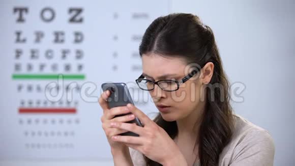 戴眼镜的女人在智能手机上打字现代技术小字体视频的预览图