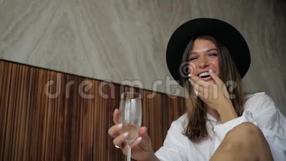 那个漂亮的女孩喝了香槟笑得很挑衅视频的预览图