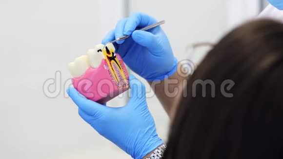 牙模在牙医手中咨询妇女视频的预览图