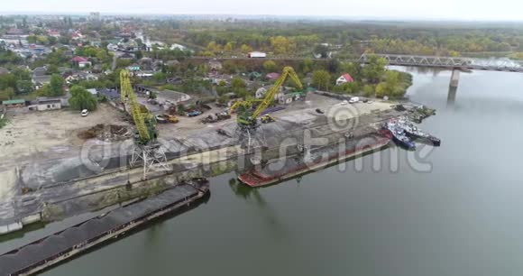 带起重机的河港在运行期间可以看到带大型起重机的河港视频的预览图