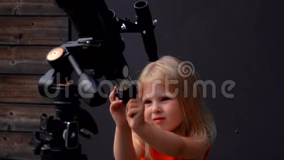 小女孩用望远镜观察天空视频的预览图