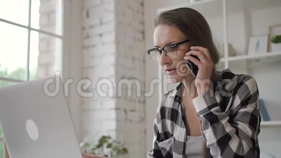 女销售投资经理有电话交谈在她舒适的家远程工作律师视频的预览图