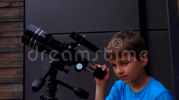 小男孩用望远镜观察天空视频的预览图