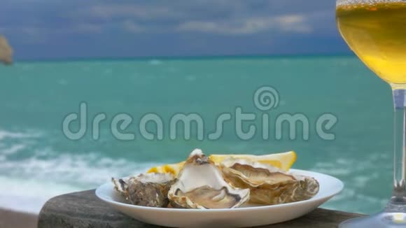提供新鲜牡蛎和白葡萄酒的海景视频的预览图