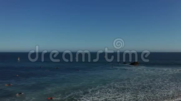在马里布一大群冲浪者和唤醒者正在享受美丽的天气视频的预览图