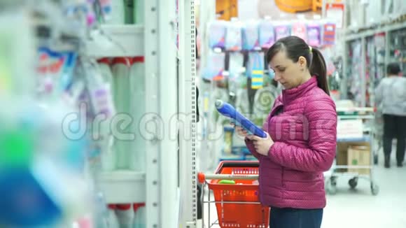 女士阅读超市产品信息视频的预览图