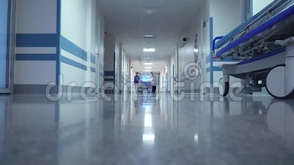 病人在医院走廊的交通视频的预览图