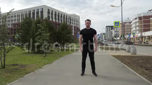 体育教练站在城市街道的中央视频的预览图