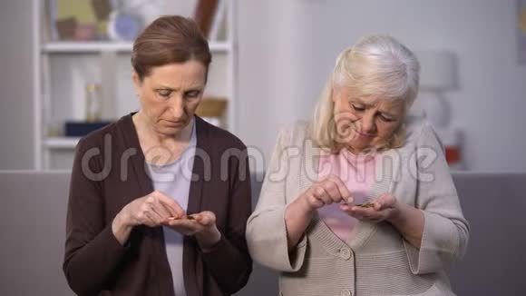 沮丧的老年妇女在公开的手掌中数硬币社会不安全贫穷视频的预览图
