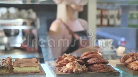 糖果店的新鲜糕点有女售货员背景的特写产品视频的预览图