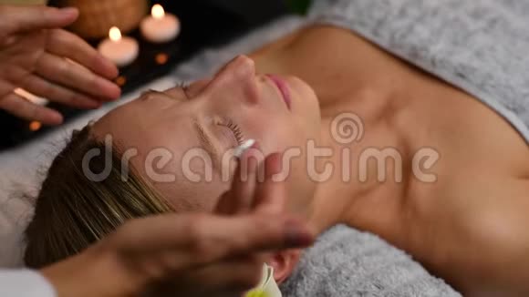 美容师在女性脸上涂了保湿面膜女性在水疗中心接受美容治疗视频的预览图