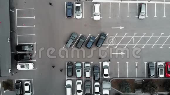顶部无人机景观繁忙的汽车停车汽车停在商务中心附近汽车停车的鸟瞰图视频的预览图