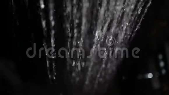 一串串的水从淋浴中涌出就像瀑布一样倾泻在女孩身上视频的预览图