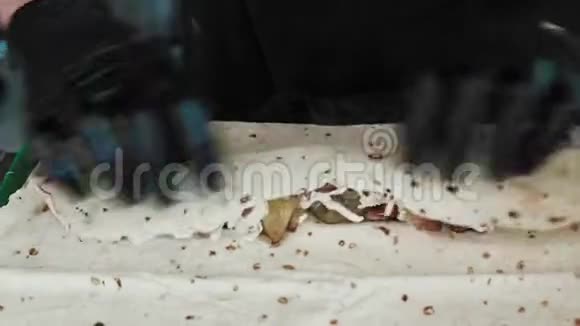 用皮塔包裹面包成分包裹住厨师的手并用于燃烧视频的预览图