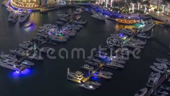在迪拜码头漂浮的游艇上的鸟瞰夜景白船在运河里视频的预览图