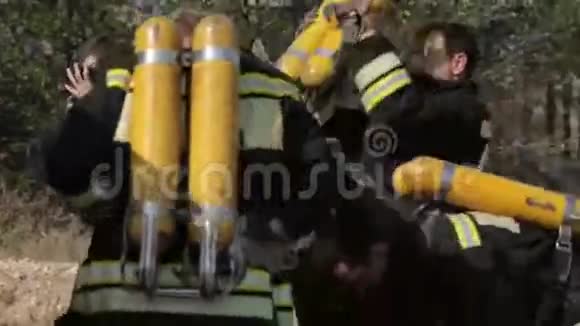 消防队员戴口罩和气球视频的预览图
