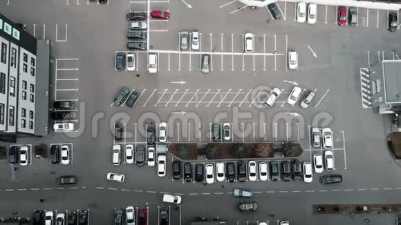 大都市商务中心附近停车的汽车停车的高空俯视图时间流逝视频汽车停在贸易附近视频的预览图