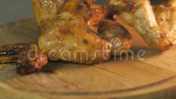 烤鸡腿落在木板上慢动作视频的预览图