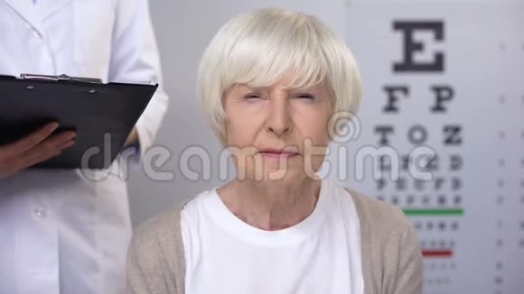老年女士拜访眼科医生医生写建议老年人视力护理视频的预览图