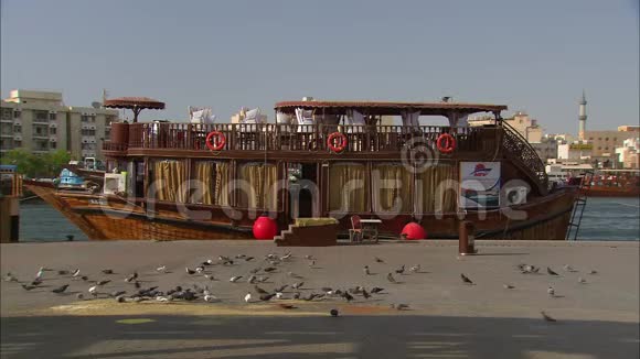 阿联酋迪拜溪停靠阿拉伯船的特写视频的预览图