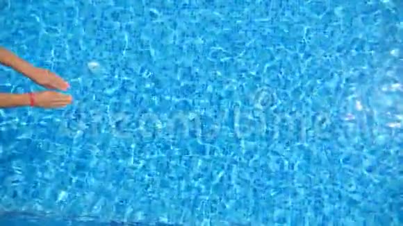 年轻女子跳在游泳池里溅出晶莹剔透的水花无法辨认的女孩在水下游泳视频的预览图