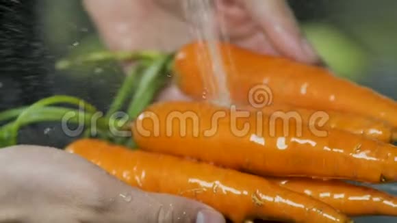 胡萝卜清洗水健康饮食素食素食维生素和青春的概念视频的预览图