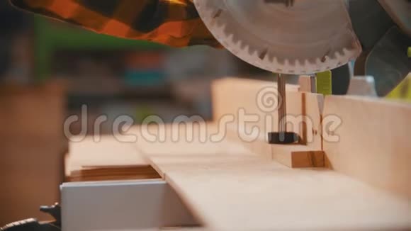 木工木工用锋利的圆锯切割木头的细节切割出一小块视频的预览图