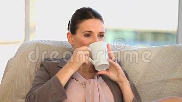 布鲁内特中年女士喝着一杯咖啡视频的预览图