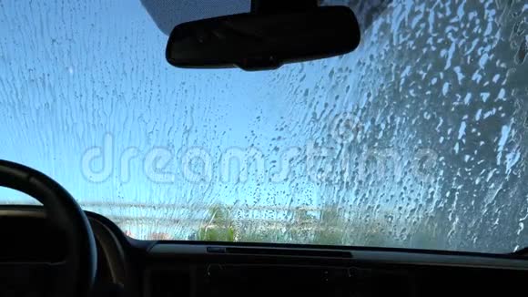 在洗车处清洗汽车的挡风玻璃视频的预览图