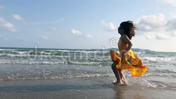 在海滩度假的慢动作跳女视频的预览图