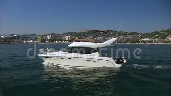 沿着法国戛纳海滩游览游艇视频的预览图