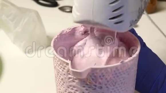女人用搅拌机做棉花糖视频的预览图