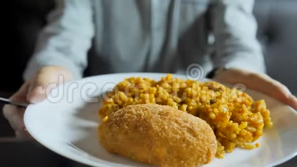 鸡肉和牛肉丸子里面有黄油在双锅里蒸盘子里有米饭视频的预览图