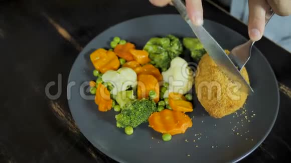 从鸡肉和牛肉中蒸出的蔬菜和肉丸和黄油用双锅蒸出视频的预览图