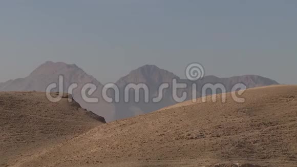 东方的山脉映衬着蓝天山景沙丘视频的预览图