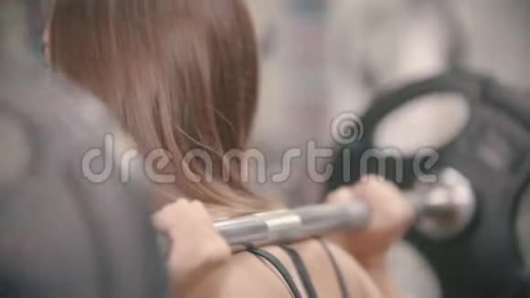 一位在健身房训练的女运动员放下哑铃擦出汗水视频的预览图