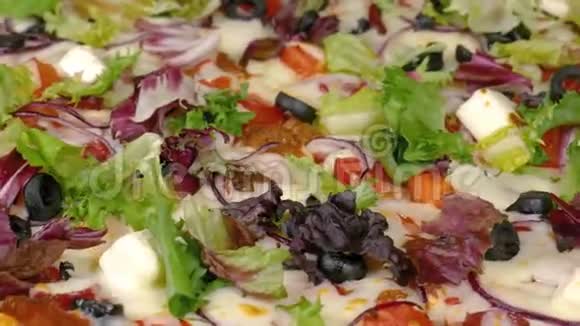 美味的意大利披萨特写新鲜准备的披萨视频的预览图