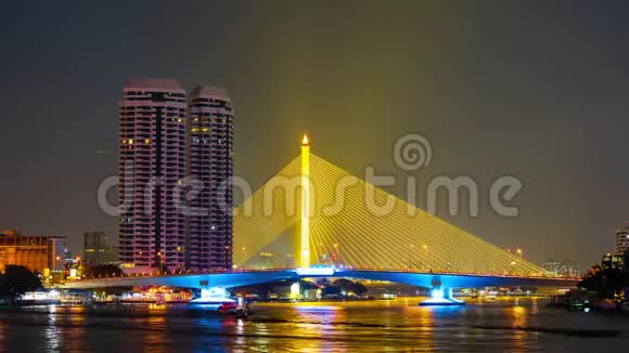 泰国曼谷ChaoPhraya河上的SomdetPhraPinklao桥夜间时间流逝视频的预览图