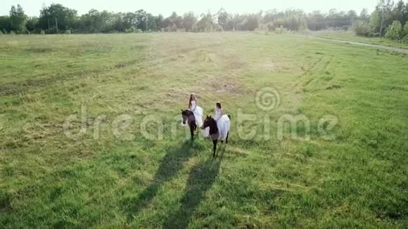 穿着白色连衣裙的女孩骑在马背上从上面看用四架直升机录像视频的预览图