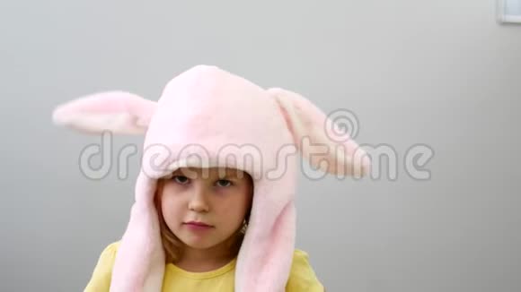 戴着欢快帽子的女孩的肖像带着激动的耳朵的帽子视频的预览图