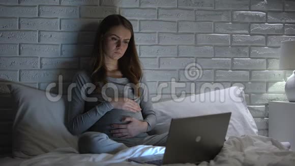 怀孕少女头痛晚上看电影感觉不舒服视频的预览图