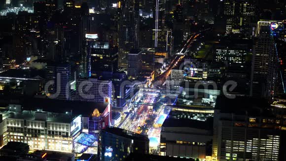 曼谷市中心和泰国夜间的道路交通城市景观视频的预览图