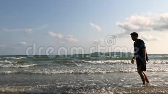 在海滩上慢动作跳跃的人度假视频的预览图