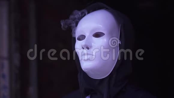 烟雾来自面具上的洞视频的预览图
