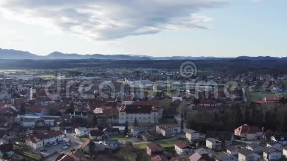 欧洲老城有中世纪城堡和城市住宅区背景是山脉空中全景视频的预览图