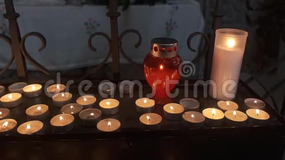 信仰之光精神之烛一排排燃烧宗教象征视频的预览图