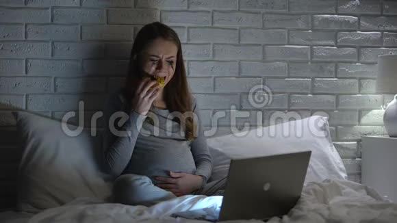 极度情绪化的孕妇哭泣吃甜甜圈看情节剧视频的预览图