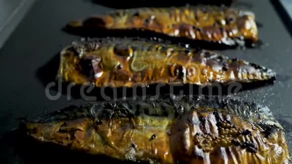 鱼是在一个组合蒸笼里煮的鱼啤酒小吃脆皮鱼烹饪厨房里的厨师海鲜菜亚洲菜视频的预览图