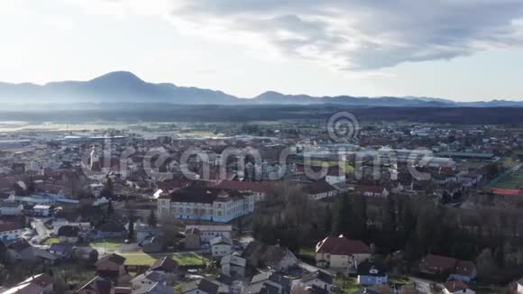 斯洛文尼亚比斯特丽卡从空中老城与历史城堡和中世纪建筑视频的预览图